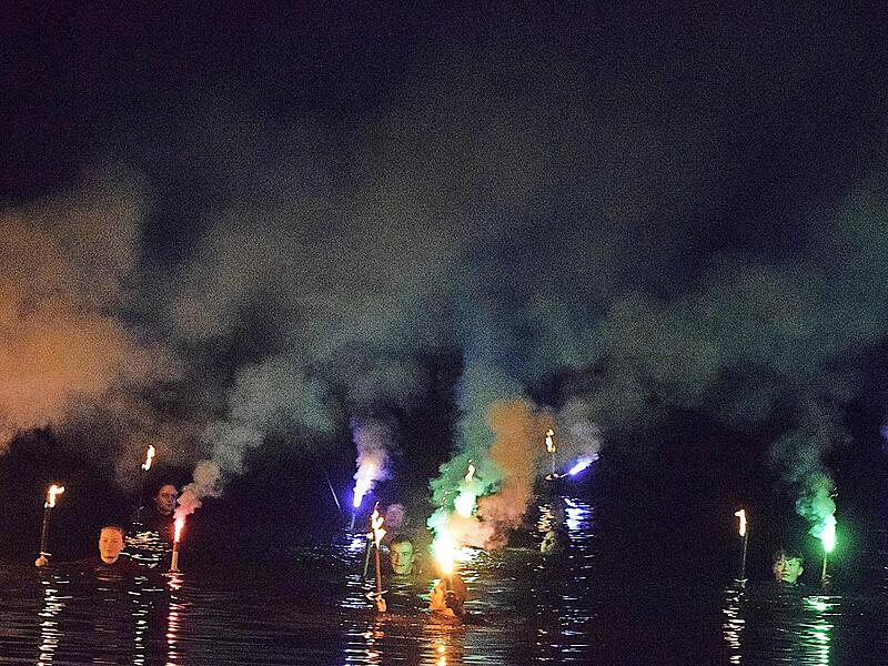 Das Fackelschwimmen im Main geh&ouml;rte wieder zu den besonderen Attraktionen des Sommerfestes der Wasserwacht.