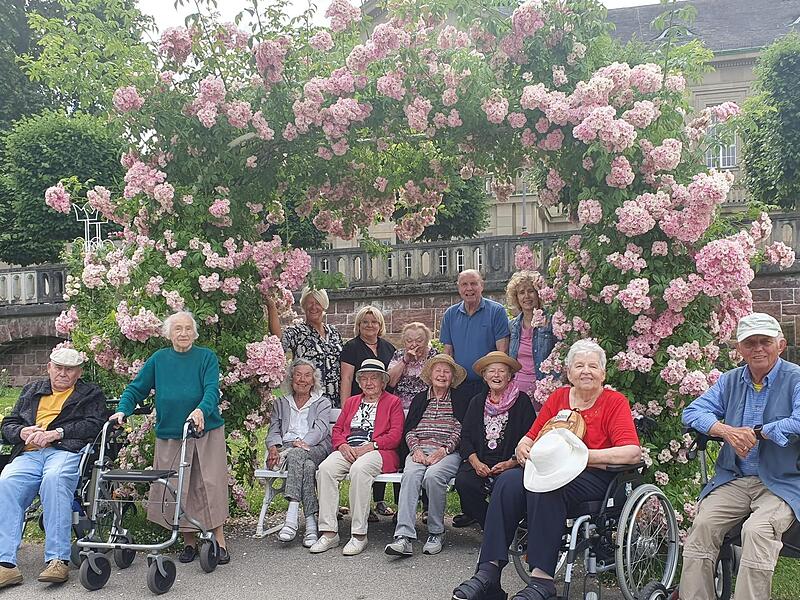 Ausflug der G&auml;ste der Tagespflege in Bad Kissingens Rosengarten.