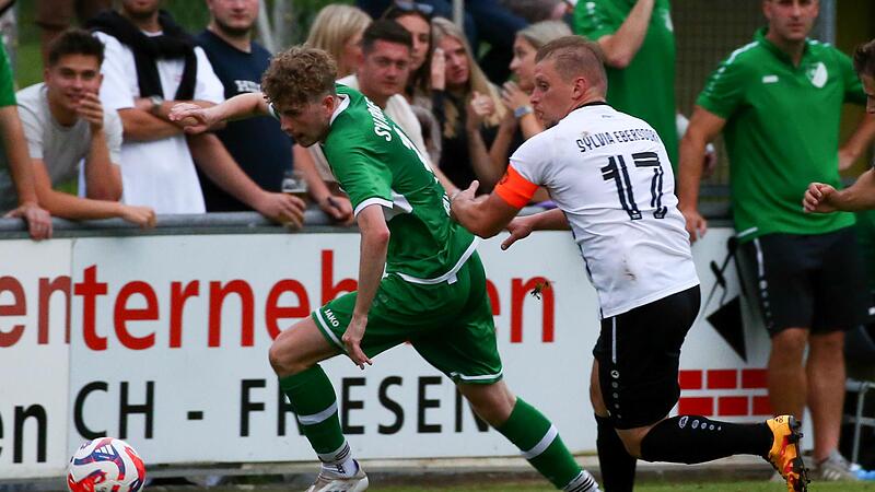 Der Ebersdorfer Kapit&auml;n Sven Wieczorek  (wei&szlig;) bleibt dem Friesener Angreifer Leon Jakob auf den Fersen.