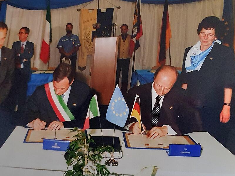 Die Unterzeichnung der Partnerschaft 1998 in Uggiate Trevano: links B&uuml;rgermeister Fortunato Turcato, rechts Armin Gro&szlig;.