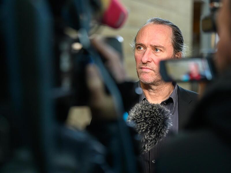 Im Fokus der Kameras nach dem Urteil: Jan Paulsen, Nebenklagevertreter f&uuml;r die Eltern, h&auml;lt die Begr&uuml;ndung des Landgerichts W&uuml;rzburg f&uuml;r &bdquo;sehr schl&uuml;ssig&ldquo;.