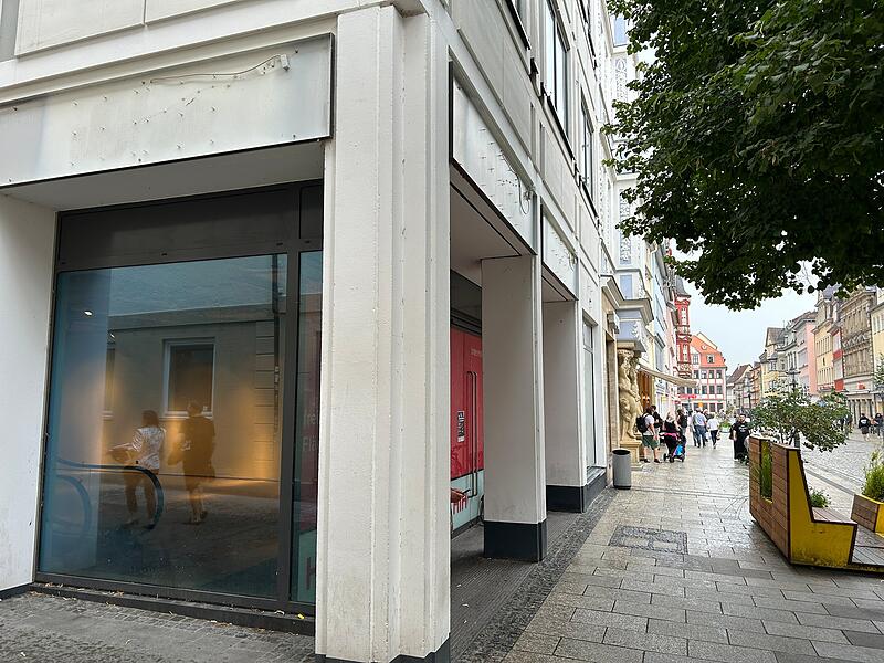 Seit Ende 2020 steht in Coburg der linke Bereich des Geb&auml;udes Spitalgasse 12-14 (zuletzt &bdquo;s. Oliver&ldquo;) leer.