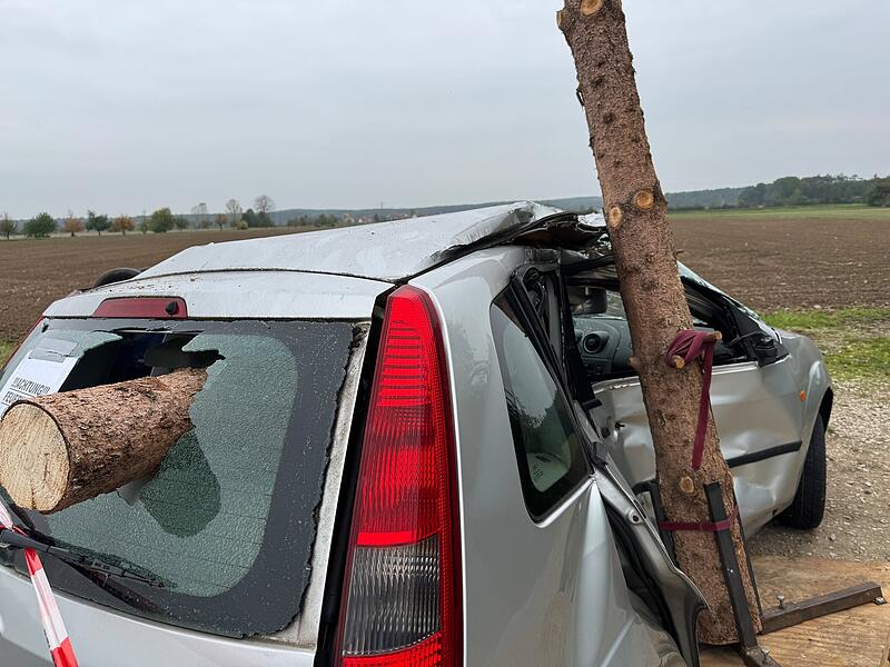 Den Ford hat es böse erwischt.Die schönsten Impressionen der 24-Stunden-Übung der Feuerwehr Herzogenaurach Den Ford hat es böse erwischt.