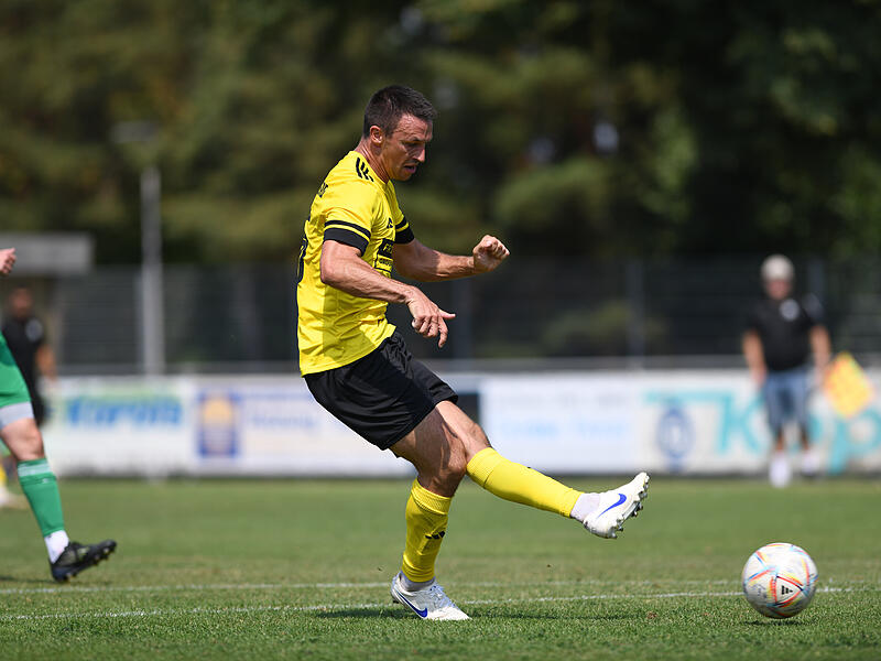 Danny Schlereth überragte beim 6:2-Sieg in Knetzgau. Hier erzielt der Spielertrainer das 4:1. Danny Schlereth überragte beim 6:2-Sieg in Knetzgau. Hier erzielt der Spielertrainer das 4:1.