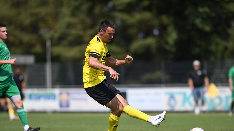 Danny Schlereth &uuml;berragte beim 6:2-Sieg in Knetzgau. Hier erzielt der Spielertrainer das 4:1.
