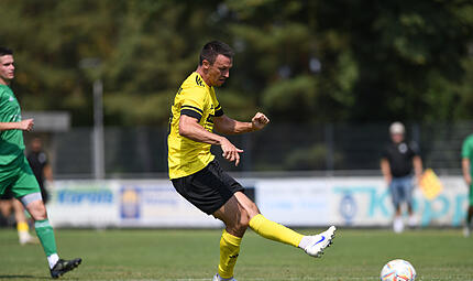 Danny Schlereth &uuml;berragte beim 6:2-Sieg in Knetzgau. Hier erzielt der Spielertrainer das 4:1.