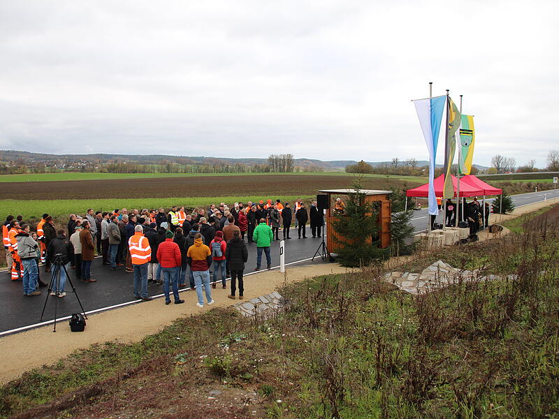 Eröffnung neue Umgehungsstraße bei CoburgEröffnung neue Umgehungsstraße bei Coburg Staatsstraße 2205 bei Coburg: Eröffnung der neuen Trasse zwischen Coburg und Wiesenfeld