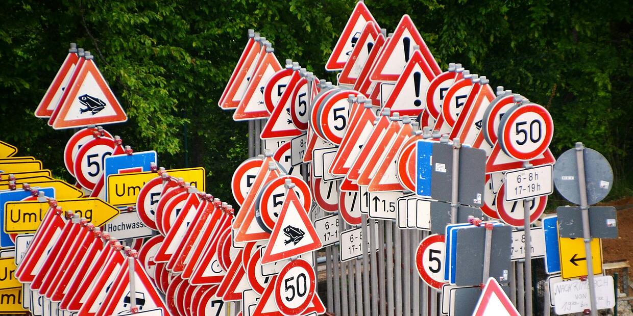Kuriose Straßenschilder in Kitzingen: ultragenau, uralt, unnütz ...
