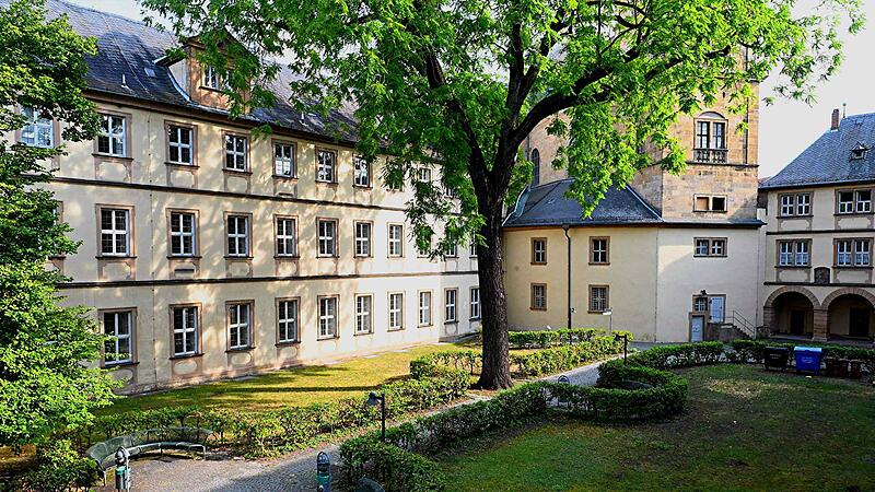 DDer Innenhof der Universit&auml;t 2 ist noch bis Ende September f&uuml;r die &Ouml;ffentlichkeit versperrt. &Uuml;ber die Gr&uuml;nde spricht jetzt Uni-Pr&auml;sident Kai Fischbach.