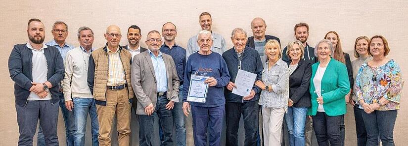 Rainer Lochm&uuml;ller (BFV) und Edwin Metzler (BLSV) bei den Ehrungen des TSV Reiterswiesen, gemeinsam mit dem Vorsitzenden Timo B&uuml;hner und dem Ehrenamtsbeauftragten Martin Seufert sowie den Geehrten.