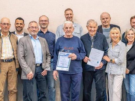 Rainer Lochm&uuml;ller (BFV) und Edwin Metzler (BLSV) bei den Ehrungen des TSV Reiterswiesen, gemeinsam mit dem Vorsitzenden Timo B&uuml;hner und dem Ehrenamtsbeauftragten Martin Seufert sowie den Geehrten.