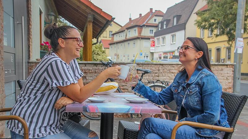 Sabrina Agcioglu (links) und Nadine Baum genießen ihren Kaffee bei einem Bäcker in der Gaustadter Hauptstraße. Sabrina Agcioglu (links) und Nadine Baum genießen ihren Kaffee bei einem Bäcker in der Gaustadter Hauptstraße.