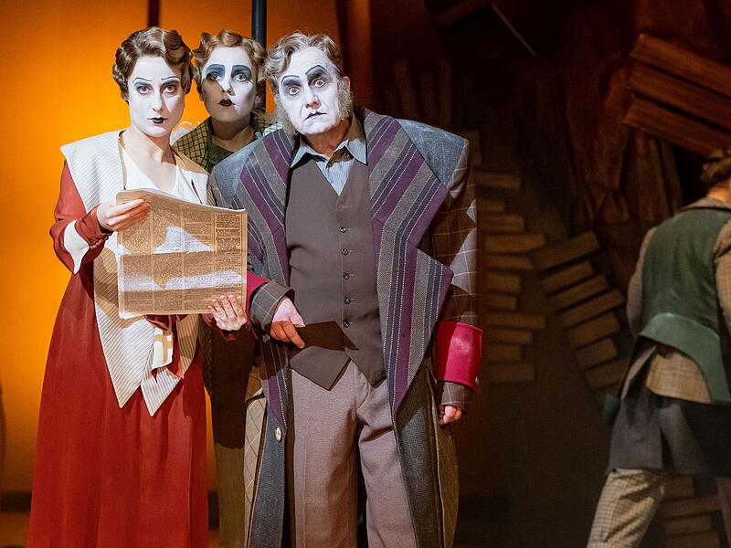 Als Neuinszenierung feierte "Die Dreigroschenoper" Premiere am Landestheater Coburg.