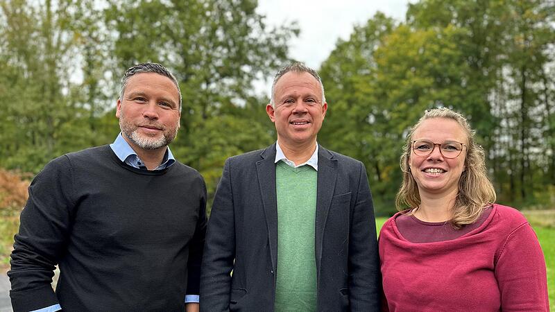 Der neue Hausarzt Andreas Gerhardt (M.) gemeinsam mit Ahorns Bürgermeister Martin Finzel und der Leiterin des Sozialbereiches Dorothee Gerhardt.