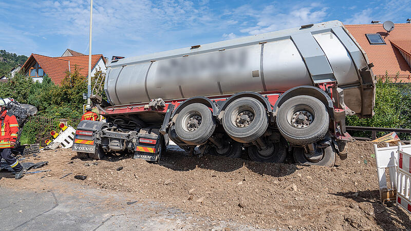 In Leutenbach ist ein Lkw in eine Baustelle gefahren und umgekippt.