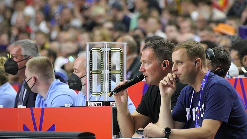 Matthias Steger (Zweiter von rechts) sitzt auch in der Köln-Arena in der ersten Reihe. Neben ihm wartet Mark Geberth-Hindermeyer aus Frankfurt, der in den Auszeiten und Viertelpausen die Moderation der Unterhaltungselemente übernimmt.