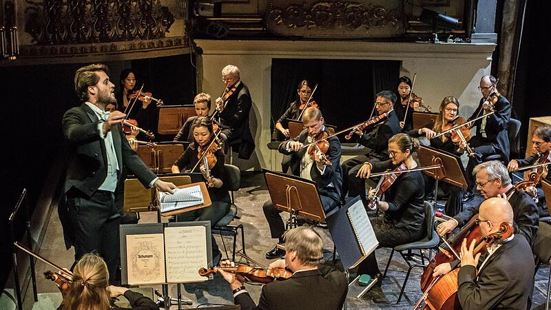 Daniel Carter dirigierte beim Sinfoniekonzert im Landestheater Werke von Josef Suk, Gerhard Deutschmann und Robert Schumann.