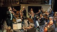 Daniel Carter dirigierte beim Sinfoniekonzert im Landestheater Werke von Josef Suk, Gerhard Deutschmann und Robert Schumann.