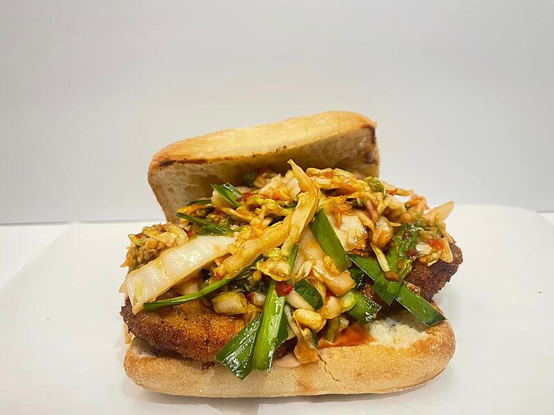 &bdquo;The Korean&ldquo; ist das pers&ouml;nliche Lieblingssandwich von Melanie Glover: Auf Schnitzel kommt scharfes Kimchi sowie eine hausgemachte Knoblauchsauce.