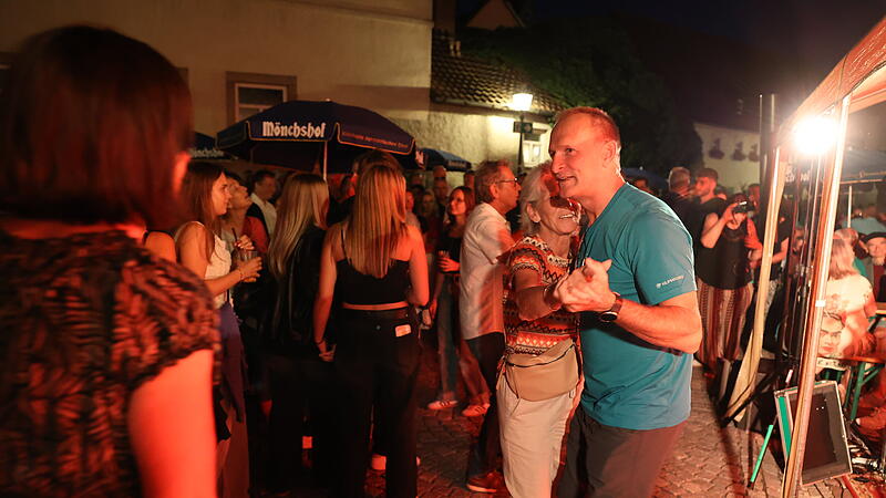 Tanzen traditionell: Dazu bieten die Bands die beste Gelegenheit.