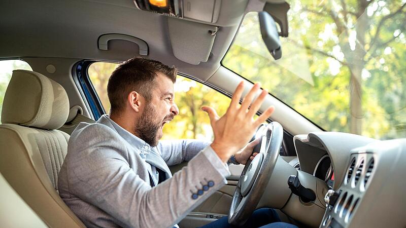 Dichtes Auffahren, wildes Gestikulieren, wüstes Schimpfen: Aggressionen im Straßenverkehr sind eher die Regel als die Ausnahme. Dichtes Auffahren, wildes Gestikulieren, wüstes Schimpfen: Aggressionen im Straßenverkehr sind eher die Regel als die Ausnahme.