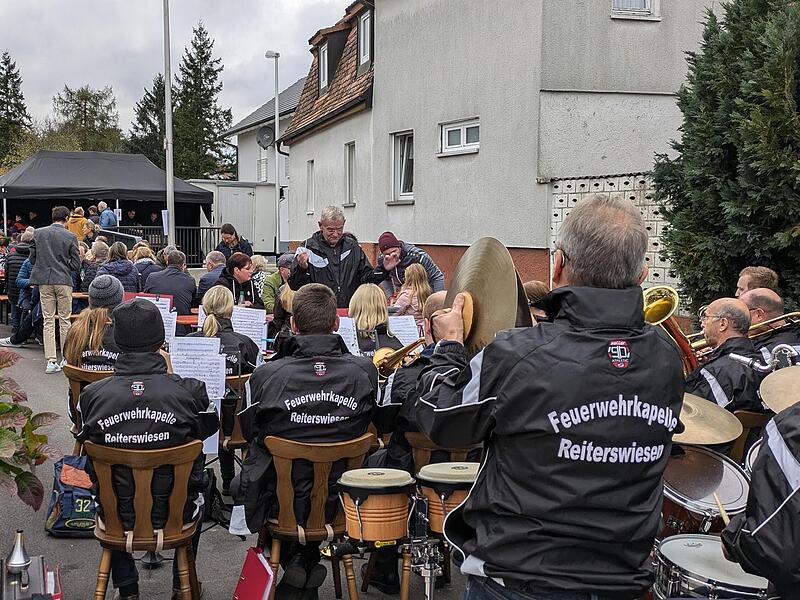 Mit zünftiger Blasmusik der Feuerwehrkapelle Reiterswiesen feierten die Einheimischen mit einem Ortsfest auf Einladung des CSU-Ortsverbandes den Neubau ihrer Stempes-Brücke. Mit zünftiger Blasmusik der Feuerwehrkapelle Reiterswiesen feierten die Einheimischen mit einem Ortsfest auf Einladung des CSU-Ortsverbandes den Neubau ihrer Stempes-Brücke.