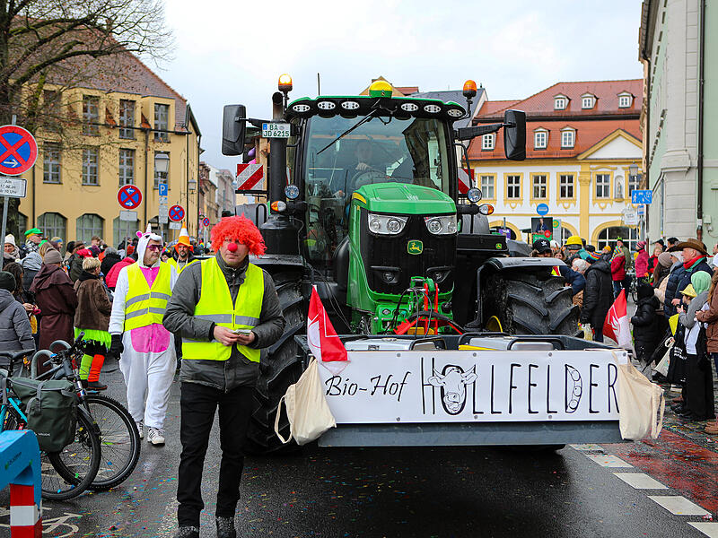 FaschingszugTausende Besucher beim gro&szlig;en Faschingsumzug in Bamberg