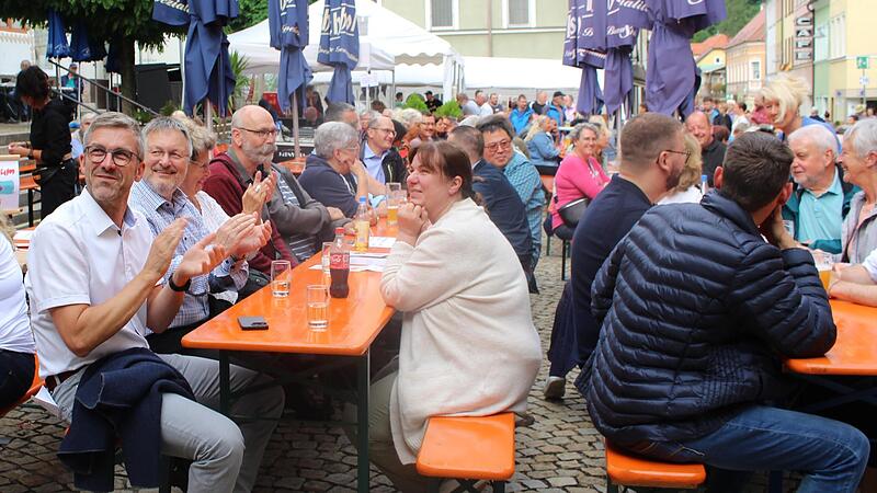 B&uuml;rgermeister  Hochen Vogel (links) feierte mit Vertretern der Stadt die Er&ouml;ffnung des Stadtfestes.
