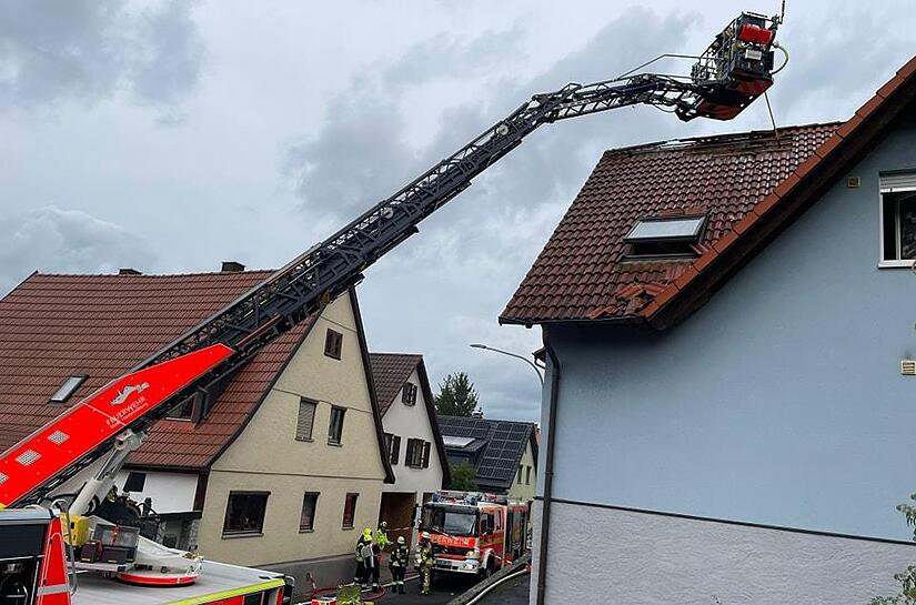 Rasch hatten die eingesetzten Feuerwehren am Donnerstag den Dachbrand in der Hugo-von-Trimberg-Stra&szlig;e in Trimberg unter Kontrolle.