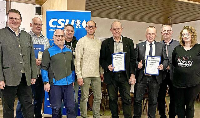 Kreisvorsitzenden Bernd Liebhardt (li.) und die Gemeinderatskandidaten Andres (Franz) Vetter und Dominik Fehn (4. und 5. v. l.) freuten sich mit den Geehrten Ingo Neubauer und Rene Gärtner (2. und 3. v. l.) sowie Manfred Fehn und Bürgermeister Tho... Kreisvorsitzenden Bernd Liebhardt (li.) und die Gemeinderatskandidaten Andres (Franz) Vetter und Dominik Fehn (4. und 5. v. l.) freuten sich mit den Geehrten Ingo Neubauer und Rene Gärtner (2. und 3. v. l.) sowie Manfred Fehn und Bürgermeister Tho...