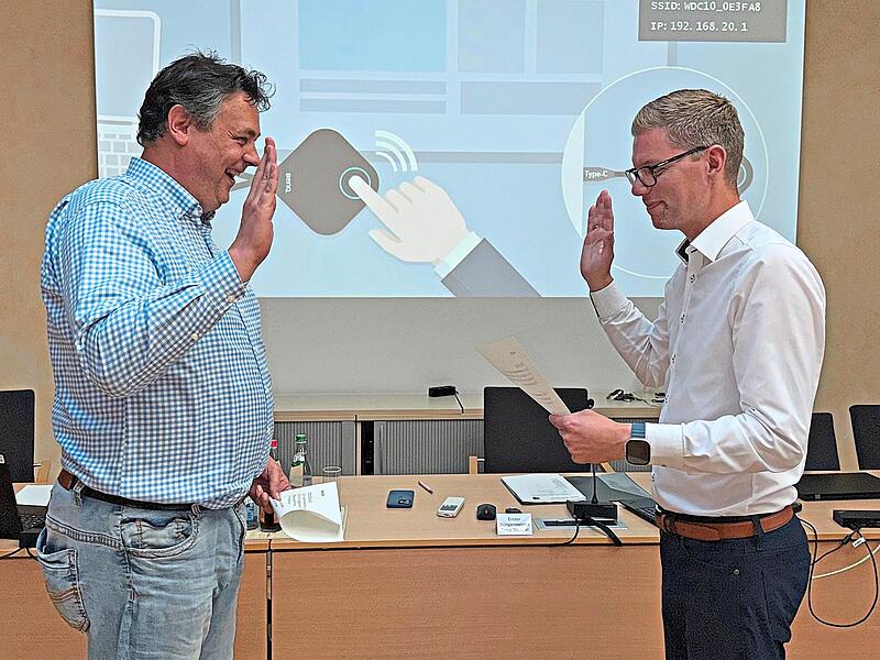 Ricardo Engel (l.) wird von B&uuml;rgermeister Timo Wendel vereidigt.Gerd Ankermann