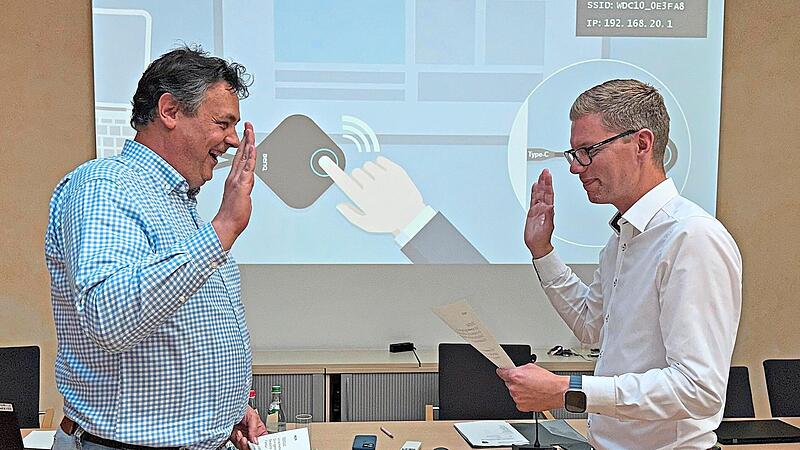 Ricardo Engel (l.) wird von Bürgermeister Timo Wendel vereidigt.Gerd Ankermann Ricardo Engel (l.) wird von Bürgermeister Timo Wendel vereidigt.Gerd Ankermann