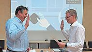Ricardo Engel (l.) wird von Bürgermeister Timo Wendel vereidigt.Gerd Ankermann Ricardo Engel (l.) wird von Bürgermeister Timo Wendel vereidigt.Gerd Ankermann