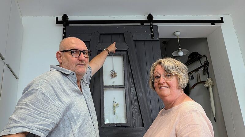 Michael und Bärbel Dickel zeigen auf Risse in der Wand ihres renovierten Gärtnerhauses. Sie sehen den Verkehr in der Hallstadter Straße als Ursache. Michael und Bärbel Dickel zeigen auf Risse in der Wand ihres renovierten Gärtnerhauses. Sie sehen den Verkehr in der Hallstadter Straße als Ursache.