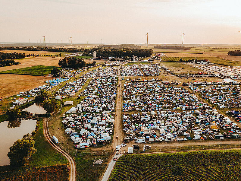 2024 &uuml;bernachteten 12.000 Besucher auf dem Campingplatz des Open Beatz.