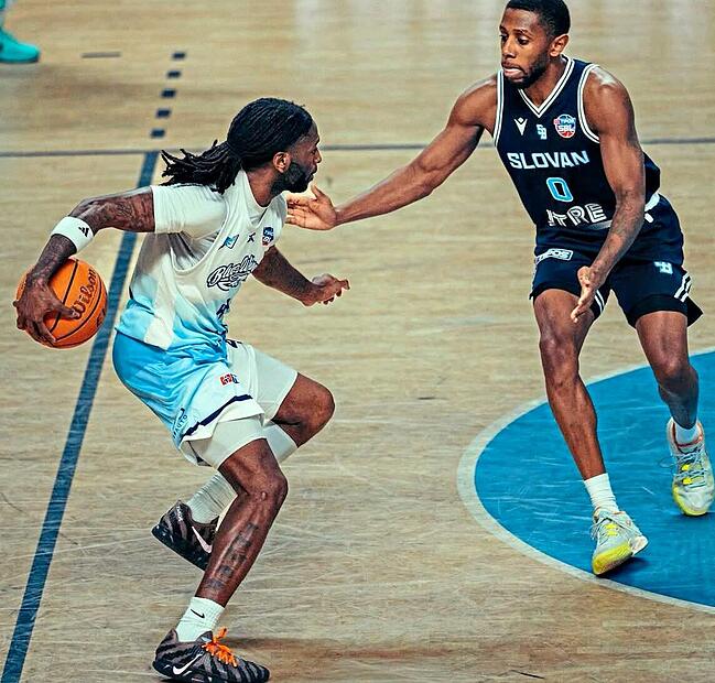 Ballhandling und schnelle Richtungswechsel geh&ouml;ren zu den gro&szlig;en St&auml;rken von Jordan Jones (links).Nitra Blue Wings