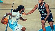 Ballhandling und schnelle Richtungswechsel geh&ouml;ren zu den gro&szlig;en St&auml;rken von Jordan Jones (links).Nitra Blue Wings