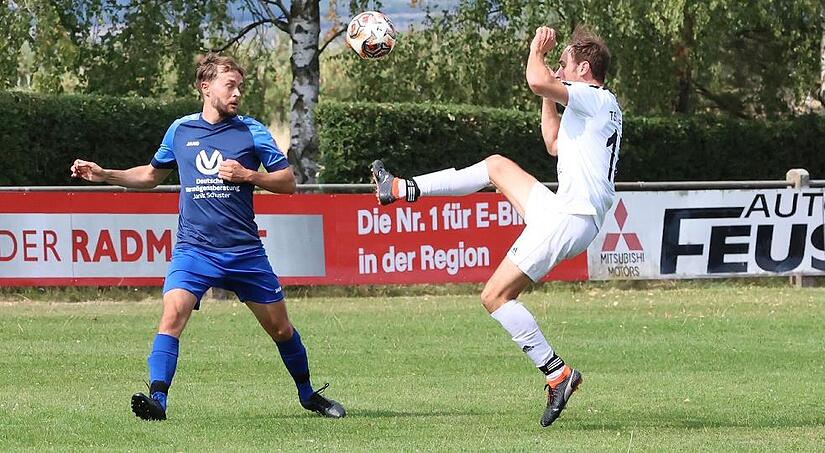 Der Zeller Christoph Herold (rechts) geht mit hohem Bein in den Zweikampf mit dem Augsfelder Michael Wagner.