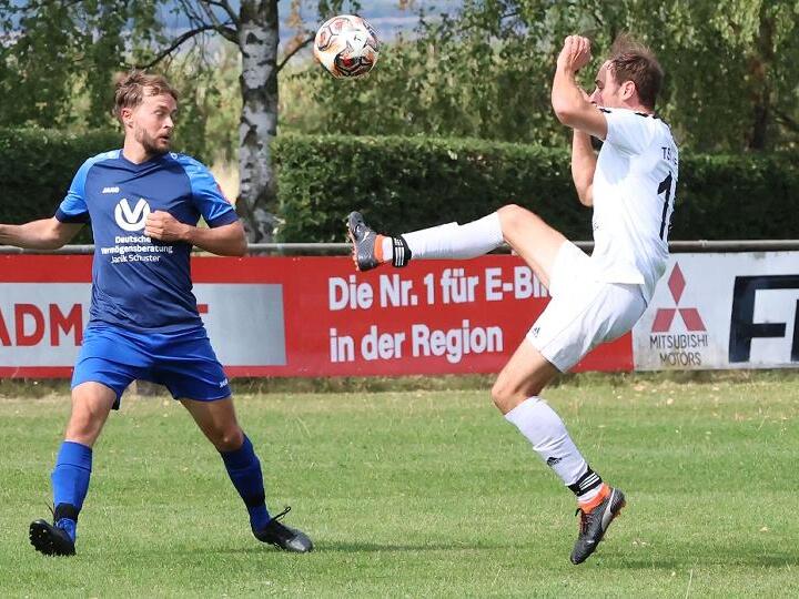Der Zeller Christoph Herold (rechts) geht mit hohem Bein in den Zweikampf mit dem Augsfelder Michael Wagner.