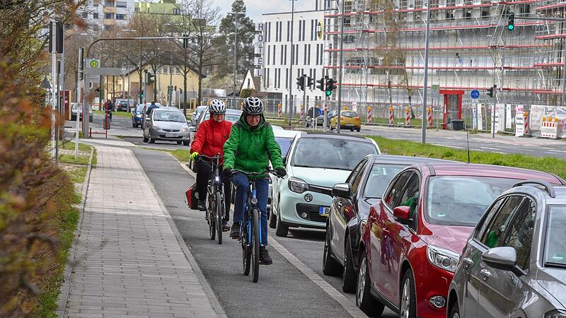Das sieht nur auf den ersten Blick entspannt aus: Elke Pappenscheller und  Inge Buhl (hinten) vom ADFC radeln auf H&ouml;he des Malerviertels die Starkenfeldstra&szlig;e entlang zum Berliner Ring.  Was die beiden Radlerinnen an  der Stelle zeigen wollen: Die Breite von Rad- und Gehweg ist zu gering, der Abstand zu den Autos ohnehin.  Im ADFC-Klimatest wurde  eben dies angemahnt (Note: 4,8). Doch nur mit einer entsprechenden Infrastruktur gerade im Au&szlig;enbereich der Stadt wird aus Sicht von Pappenscheller...