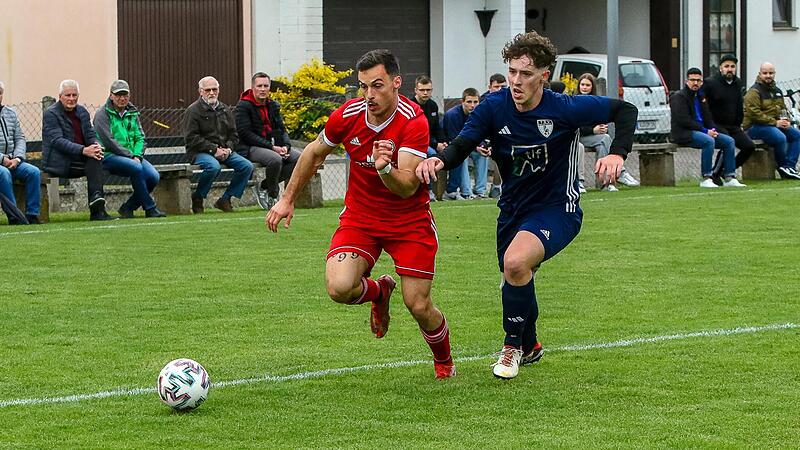 Der FC Neuenmarkt um Cedric Forkel (links) hat noch gute Chancen auf die Vizemeisterschaft in der Kreisliga Bayreuth/Kulmbach.