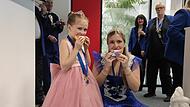 Kinderprinzessin Lotta I. und Gardek&ouml;nigin Kristin I. st&auml;rken sich in der Tageblatt-Redaktion mit einem Krapfen.