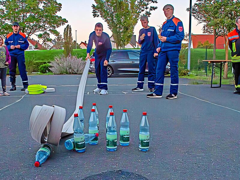 Wie Schlauchausrollen am effektivsten funktioniert, konnte man spielerisch üben. Wer die Technik beherrscht, kann einen Großteil der zehn Wasserflaschen umwerfen, die Bowling-Kugeln ersetzen.Forchheim & Fränkische Schweiz Wie Schlauchausrollen am effektivsten funktioniert, konnte man spielerisch üben. Wer die Technik beherrscht, kann einen Großteil der zehn Wasserflaschen umwerfen, die Bowling-Kugeln ersetzen.Forchheim & Fränkische Schweiz
