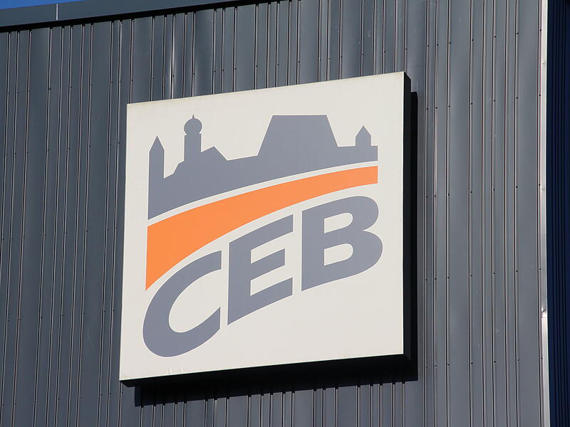 Der Coburger Entsorgungs- und Baubetrieb, kurz CEB, setzt bei seinem markanten Logo ebenfalls voll auf die Veste.