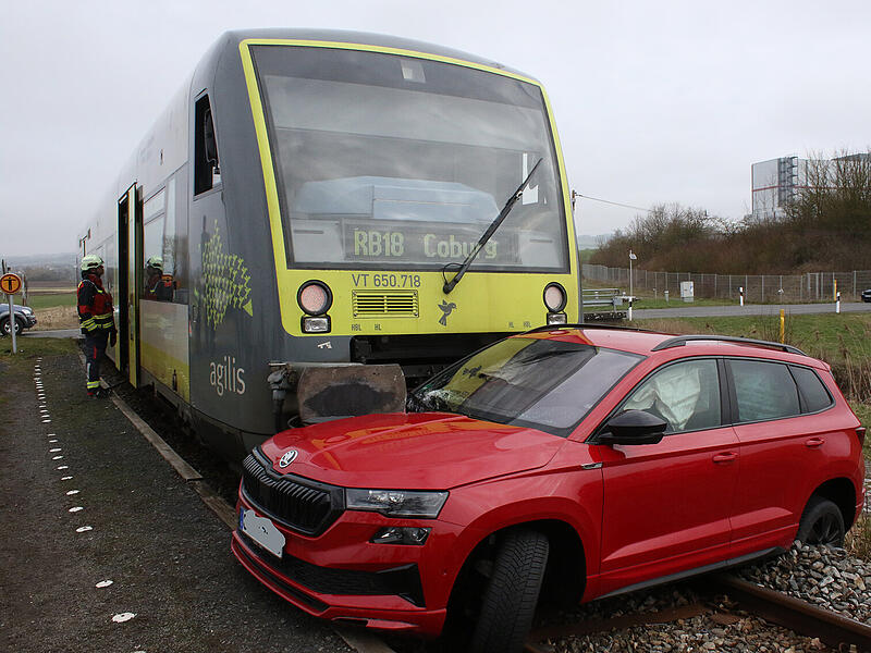 Unfall am Bahn&uuml;bergang bei Meeder: Zug erfasst Auto