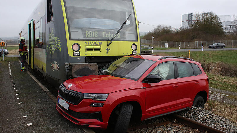 Unfall am Bahn&uuml;bergang bei Meeder: Zug erfasst Auto