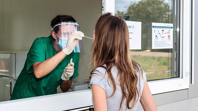 Landkreisb&uuml;rger, die sich auf das Coronavirus testen lassen wollen, k&ouml;nnen das im Landkreis Forchheim bisher bei ausgew&auml;hlten Haus&auml;rzten  oder im Testzentrum in Forchheim an der Ruhalmstra&szlig;e, wo PCR-Tests zum Einsatz kommen.Forchheim & Fr&auml;nkische Schweiz
