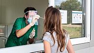 Landkreisbürger, die sich auf das Coronavirus testen lassen wollen, können das im Landkreis Forchheim bisher bei ausgewählten Hausärzten  oder im Testzentrum in Forchheim an der Ruhalmstraße, wo PCR-Tests zum Einsatz kommen.Forchheim & Fränkische Schweiz