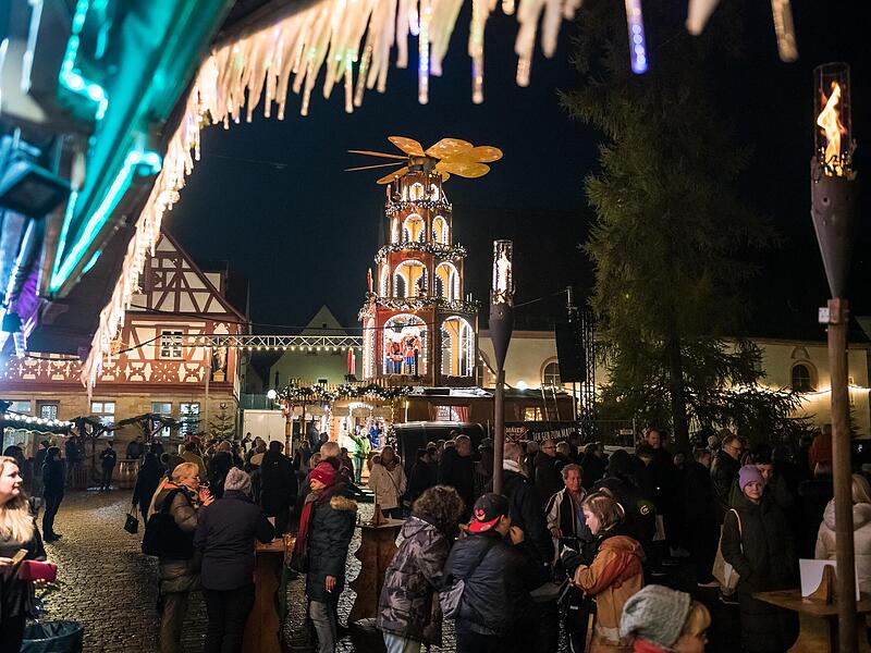 20 Buden gruppieren sich beim Forchheimer Weihnachtsmarkt in der Altstadt in der Sattlertorstraße.Forchheim & Fränkische Schweiz 20 Buden gruppieren sich beim Forchheimer Weihnachtsmarkt in der Altstadt in der Sattlertorstraße.Forchheim & Fränkische Schweiz