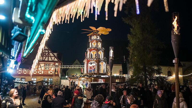20 Buden gruppieren sich beim Forchheimer Weihnachtsmarkt in der Altstadt in der Sattlertorstraße.Forchheim & Fränkische Schweiz